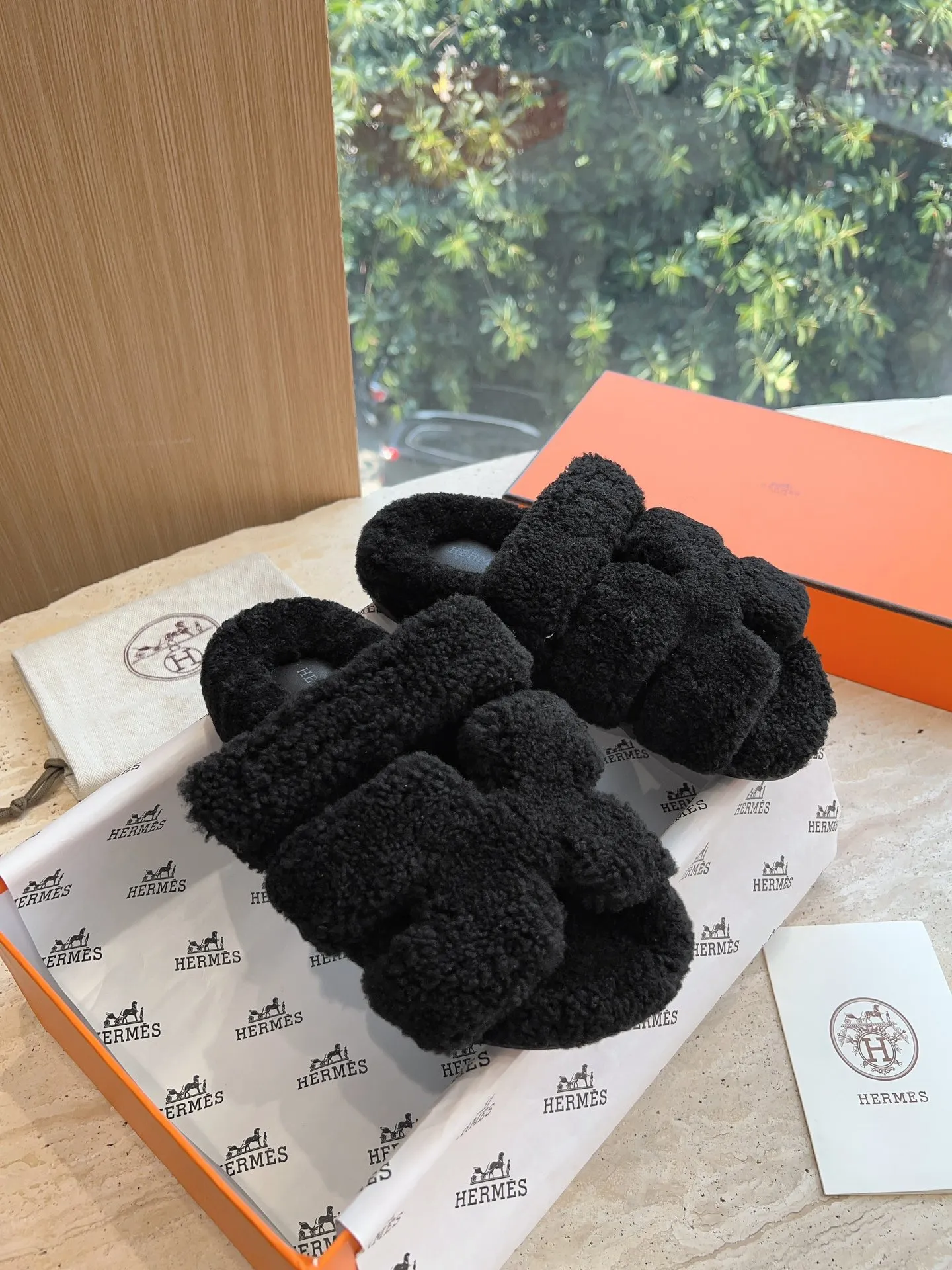 👟👟Ex-factory price 500👟👟 (Top version) Hermes Hermès Second Uncle Fur Slippers Can be made without standard: [Note: No standard needs to be customized] In 2024, the official website and Xiaohongshu will synchronize the latest color matching Hermès hot models, upgraded workmanship, high quality! Fashionable small wool H-slip autumn and winter style flat-soled wool mop. Fabric: Imported lamb's roll real wool. Lining: Imported lamb's roll real wool. Outsole: Genuine leather outsole. Size: 35-43, [Note: 41, 42, 43 customized]